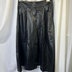 Women’s T by TAHARI Faux Leather Black Skirt  Pockets Midi READ